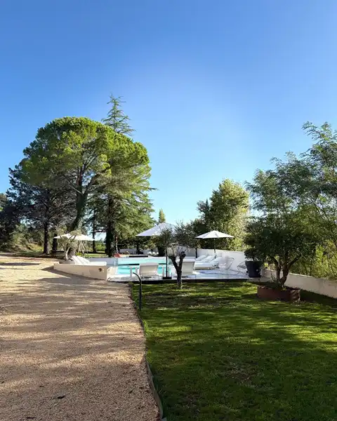 Pelouse et piscine